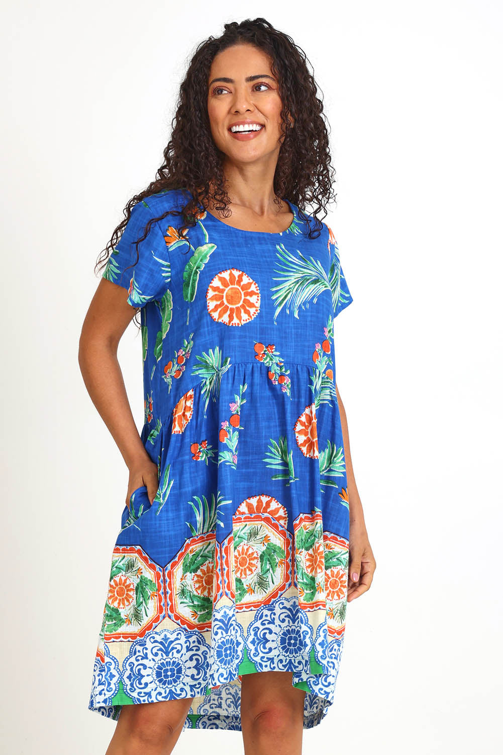 Model Pamelar wearing size 10 of the Boxy Dress – Print in colour Print, in a cropped view