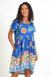 Model Pamelar wearing size 10 of the Boxy Dress – Print in colour Print, in a cropped view