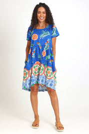 Model Pamelar wearing size 10 of the Boxy Dress – Print in colour Print, from the front