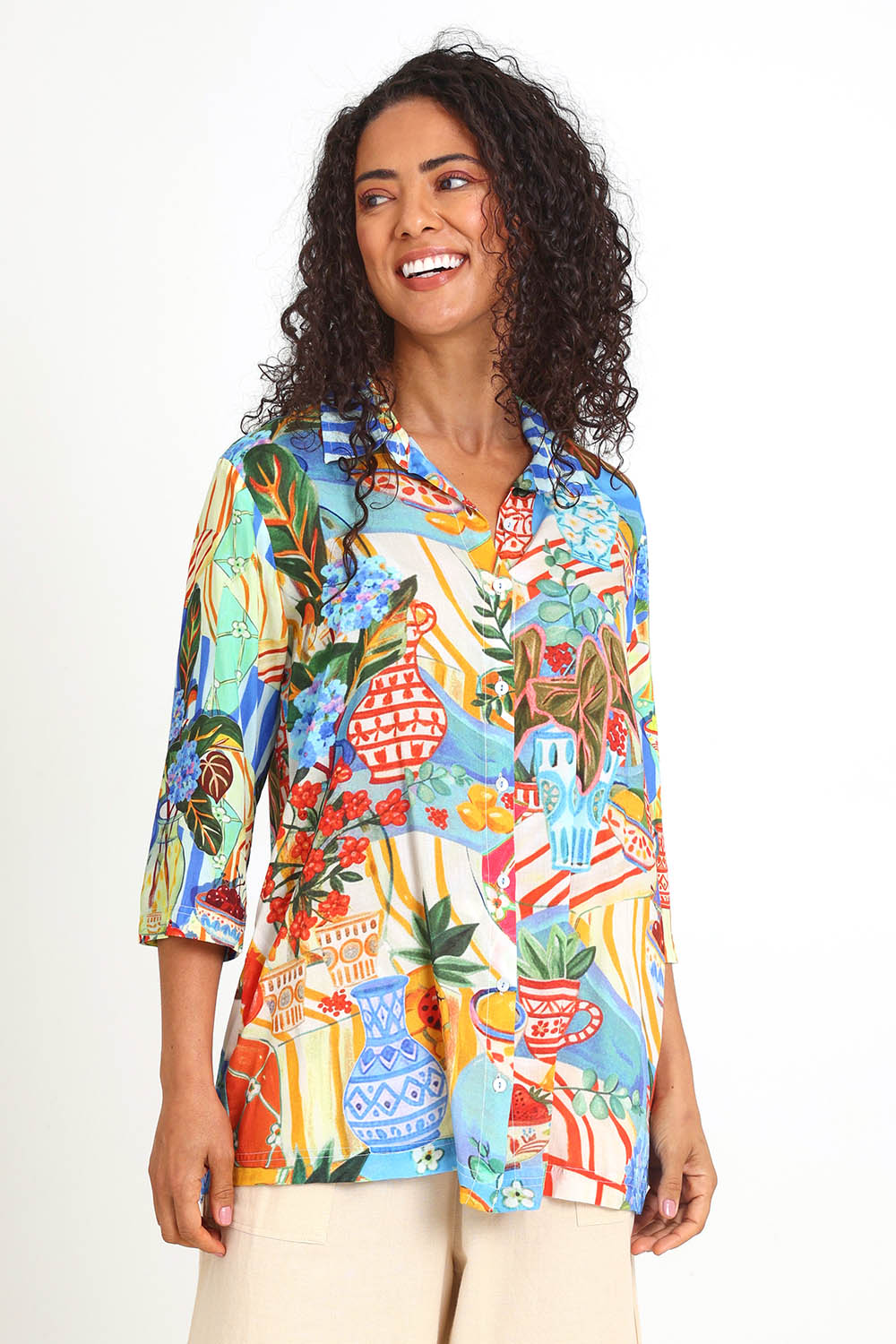 Model Pamelar wearing size 10 of the Collar Shirt – Picnic in colour Picnic, in a cropped view