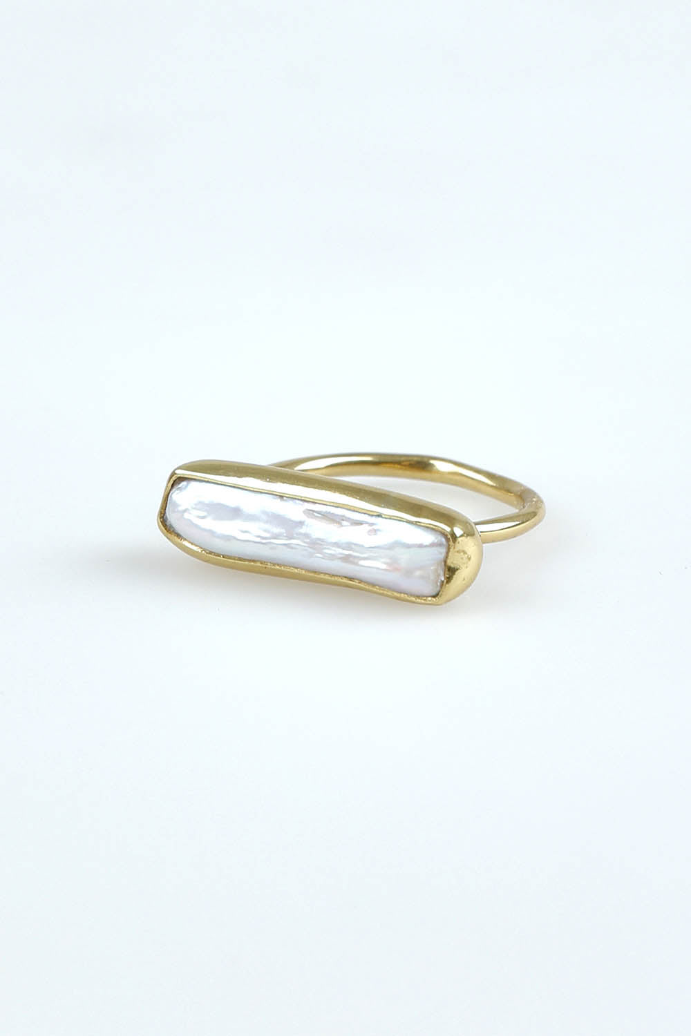 A model wearing size S of the Illuminate Pearl Ring in colour Goldpearl (Metallics), from the front, showing the whole outfit