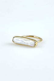 A model wearing size S of the Illuminate Pearl Ring in colour Goldpearl (Metallics), from the front, showing the whole outfit