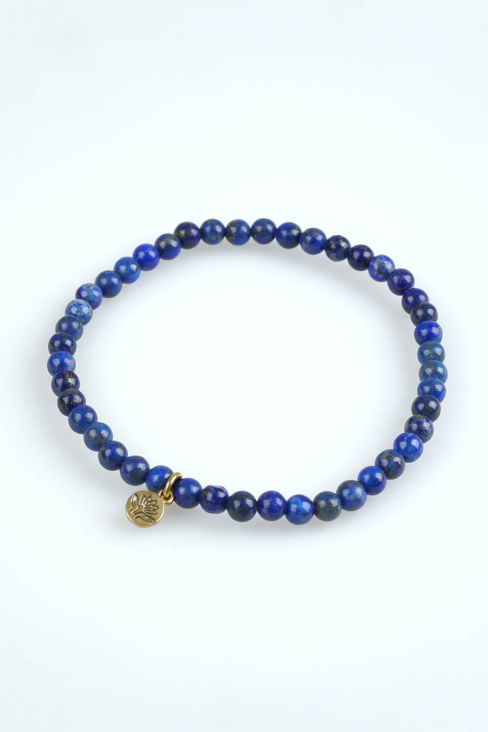 A model wearing the Healing Gem Bracelet in colour Creativity (Blue), from the front, showing the whole outfit