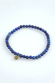 A model wearing the Healing Gem Bracelet in colour Creativity (Blue), from the front, showing the whole outfit