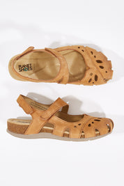 A model wearing size 7 of the Amy Flat in colour Suntan, from the front, showing the whole outfit