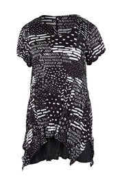 Product shot of the Cotton Crinkle Top in colour Blackprint (Black), from the front