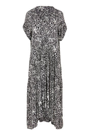 Product shot of the Peak Maxi Dress in colour Blkpalm (Black), detail