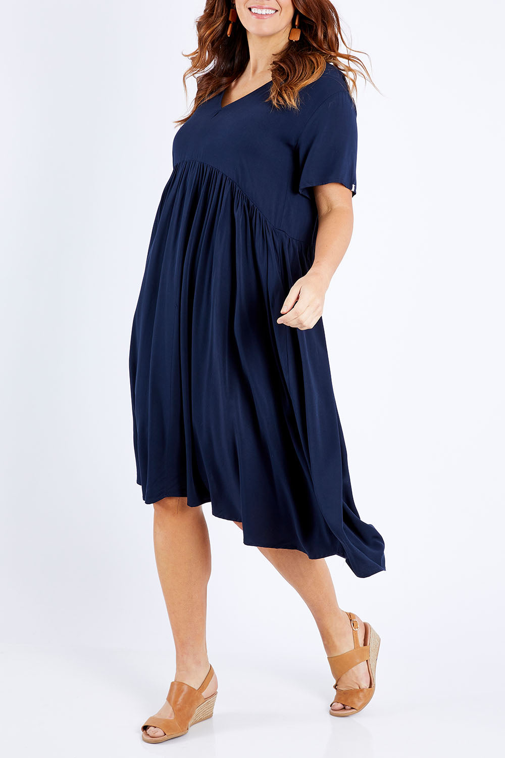 Model Laura wearing size M of the Wander Dress in colour Navy (Blue), from the front, cropped image