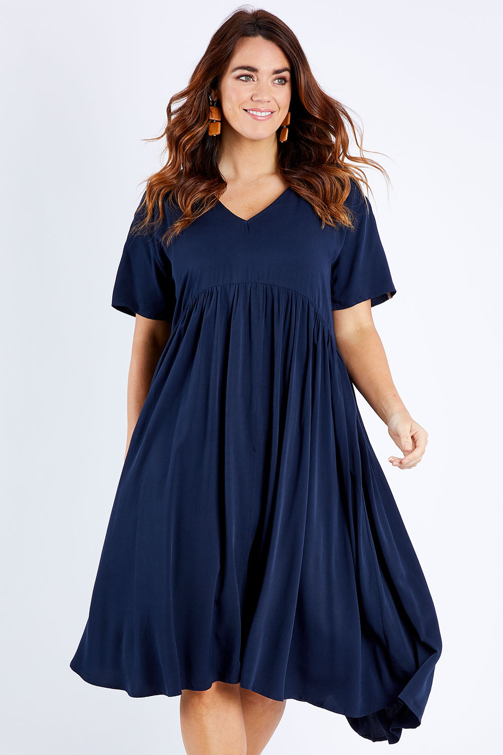 Model Laura wearing size M of the Wander Dress in colour Navy (Blue), from the front, cropped image