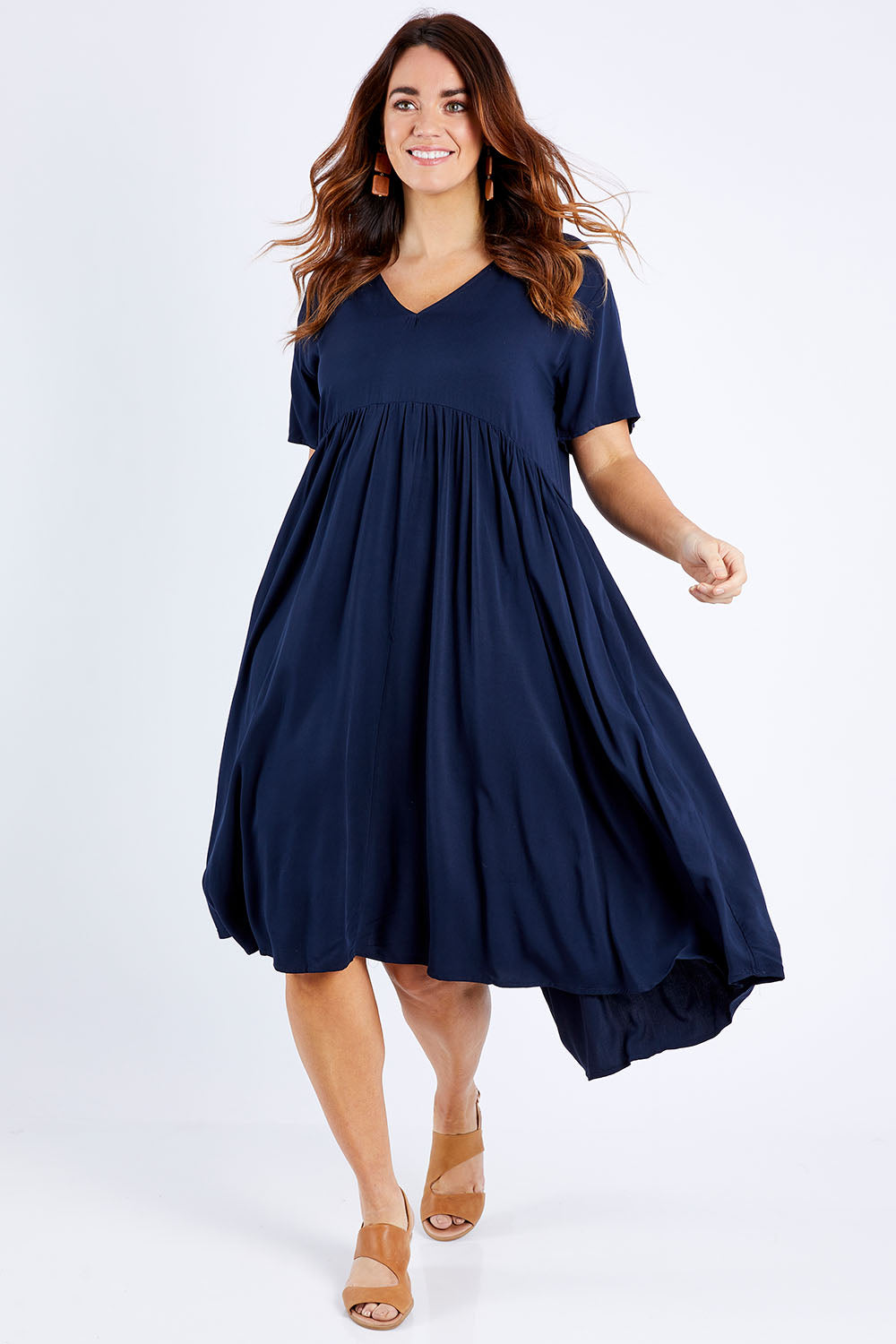 Model Laura wearing size M of the Wander Dress in colour Navy (Blue), from the front, showing the whole outfit