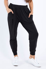 Model Larissa wearing size S of the Everyday Pant in colour Black (Black), from the front, cropped image