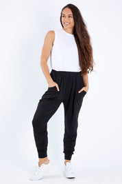 Model Larissa wearing size S of the Everyday Pant in colour Black (Black), from the front, showing the whole outfit