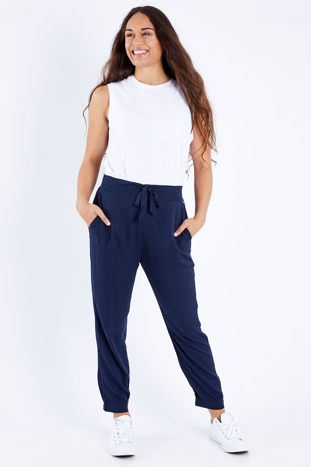 Model Larissa wearing size S of the Nice Pant in colour Navy (Blue), from the front, showing the whole outfit