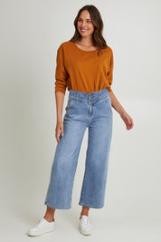 Model Madeline wearing size S of the Wide Leg Jean in colour Lightdenim (Blue), from the front, showing the whole outfit