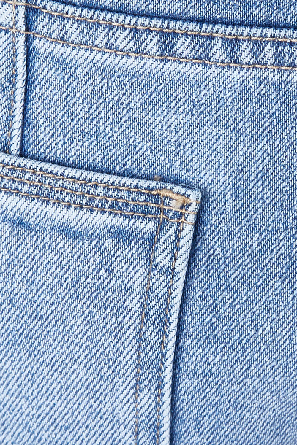 Product shot of the Wide Leg Jean in colour Lightdenim (Blue), detail