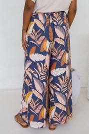 A model wearing the Aspen Pants in colour Darkpalme, from the back