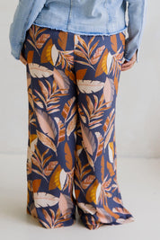 A model wearing the Aspen Pants in colour Darkpalme, from the back