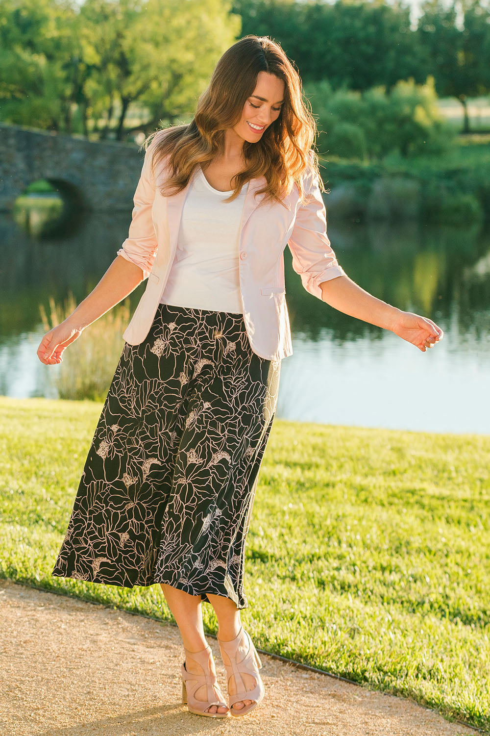 Model Laura wearing size 14 of The Pull On Skirt in colour Pinkfloral (Pink), from the front, showing the whole outfit