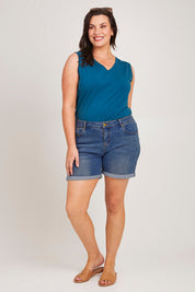 Model Poppy wearing size 16 of The 5 Pocket Denim Short in colour Dkdenim (Blue), from the front, showing the whole outfit