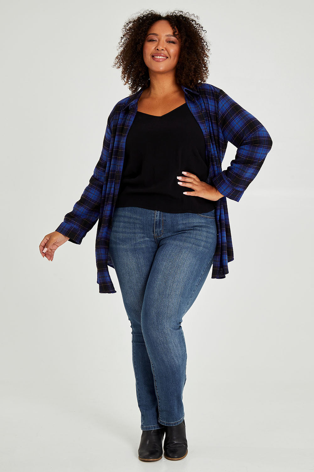 Model Alexis wearing size 16 of The Oversized Checked Shirt in colour Cobaltblue (Blue), from the front, showing the whole outfit