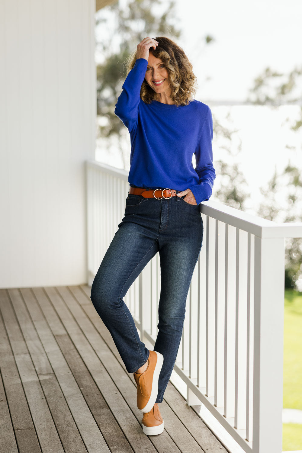 Model Emma wearing size 10 of The Contour Jean in colour Darkdenim (Blue), from the front, showing the whole outfit