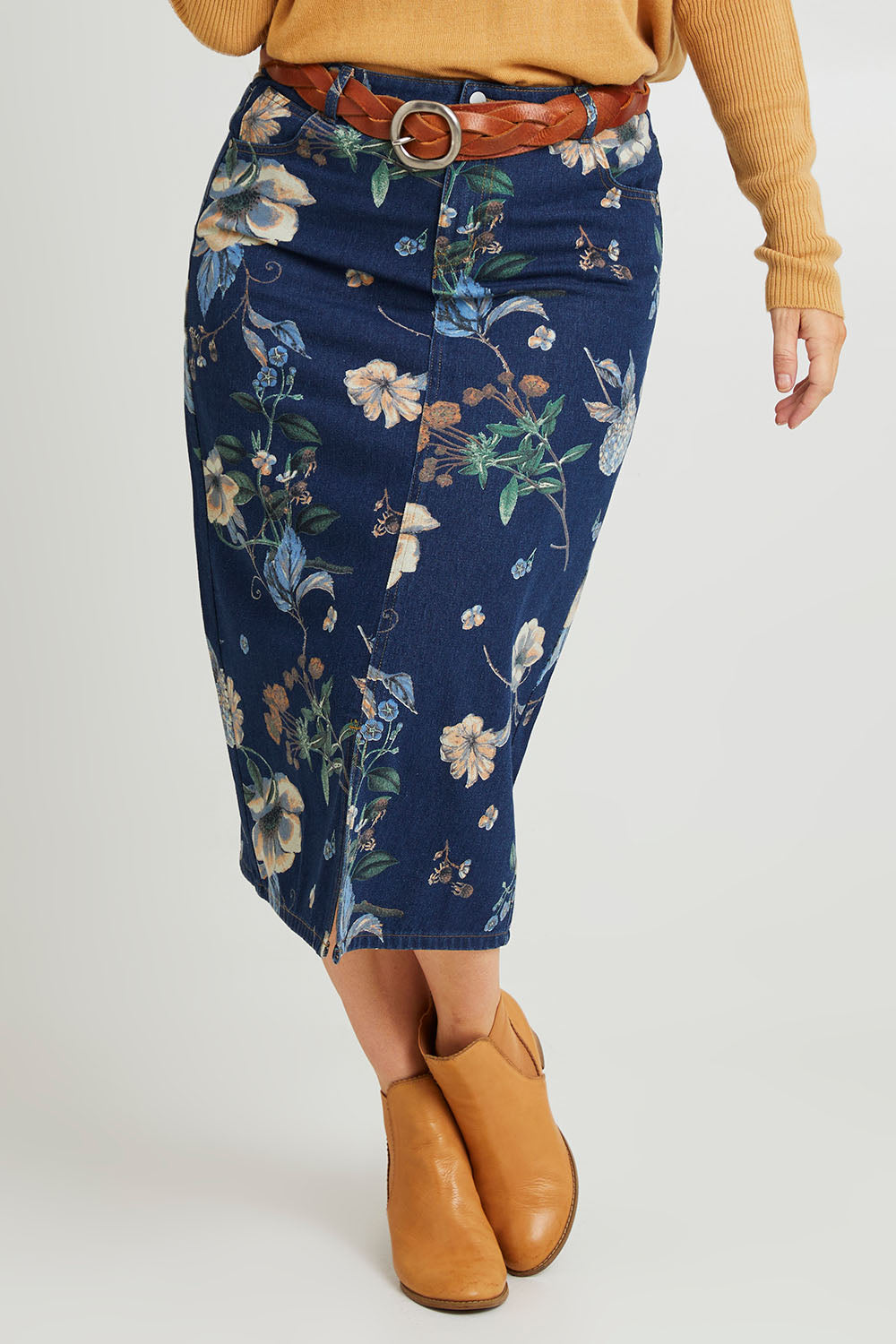 Model Laura wearing size 14 of The 5 Pocket Printed Midi Skirt in colour Softfloral (Blue), from the front, cropped image
