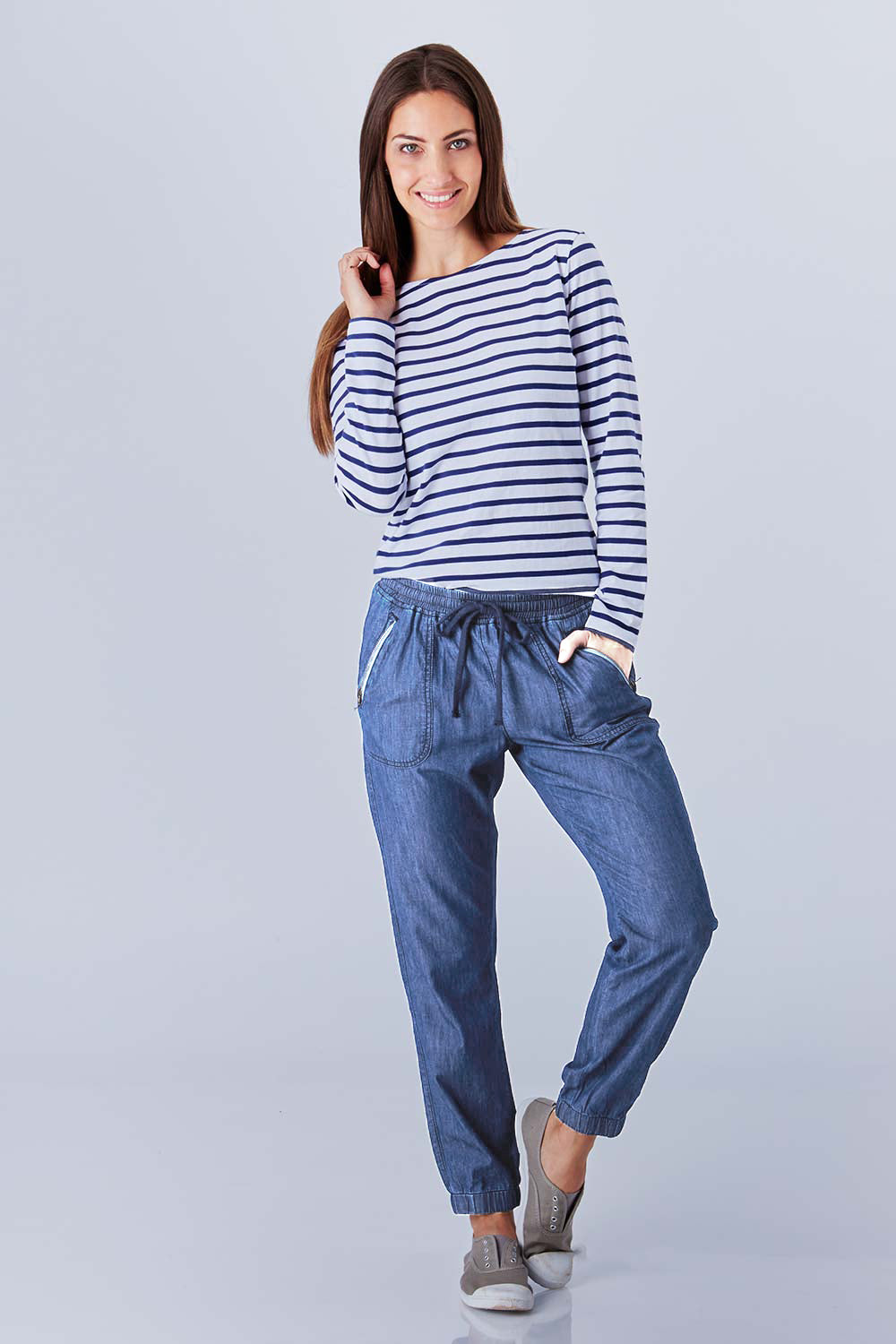 Model Anna wearing size 10 of The Chambray Pant in colour DarkChamb (Blue), from the front, showing the whole outfit