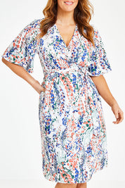 Model Laura wearing size 12 of the Belle Scatter Floral Kimono Sleeve Dress in colour Scatfloral, from the front, cropped image
