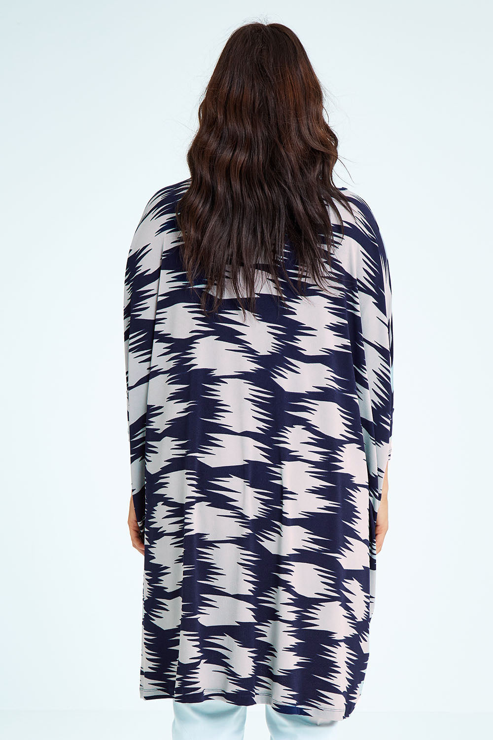 Model Laura wearing size M of the Belle Printed Throw Over in colour Strokes (Blue), from the back