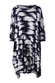 Product shot of the Belle Printed Throw Over in colour Strokes (Blue), from the front