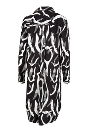 Product shot of the Belle Relaxed Long Printed Shirt in colour Blackivory (Black), from the back