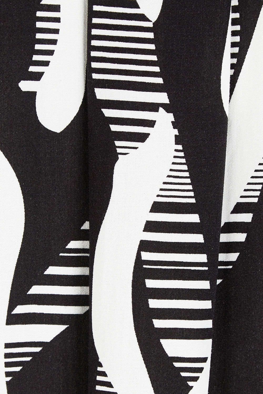 Product shot of the Belle Relaxed Long Printed Shirt in colour Blackivory (Black), detail