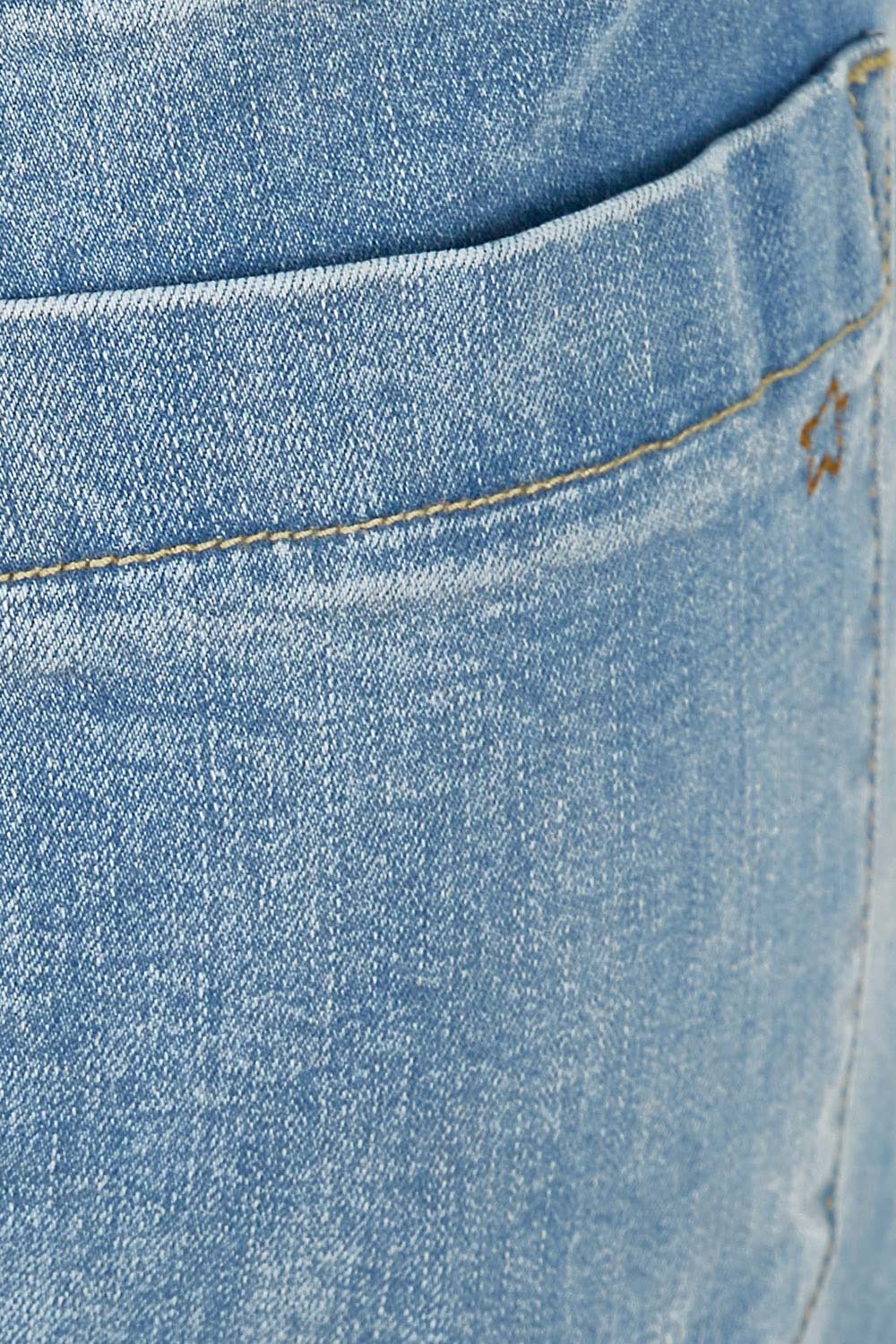 Product shot of the Patch You Up Slouch Jeans in colour Denimblue (Blue), detail
