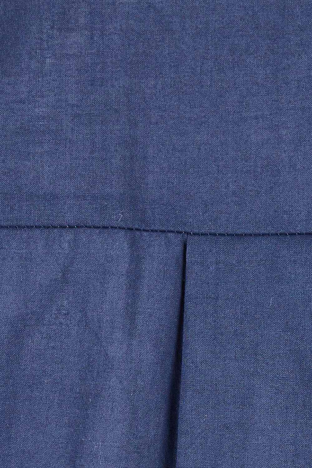 Product shot of the Relaxed Elegance Boyfriend Shirt in colour Inknavy (Blue), detail