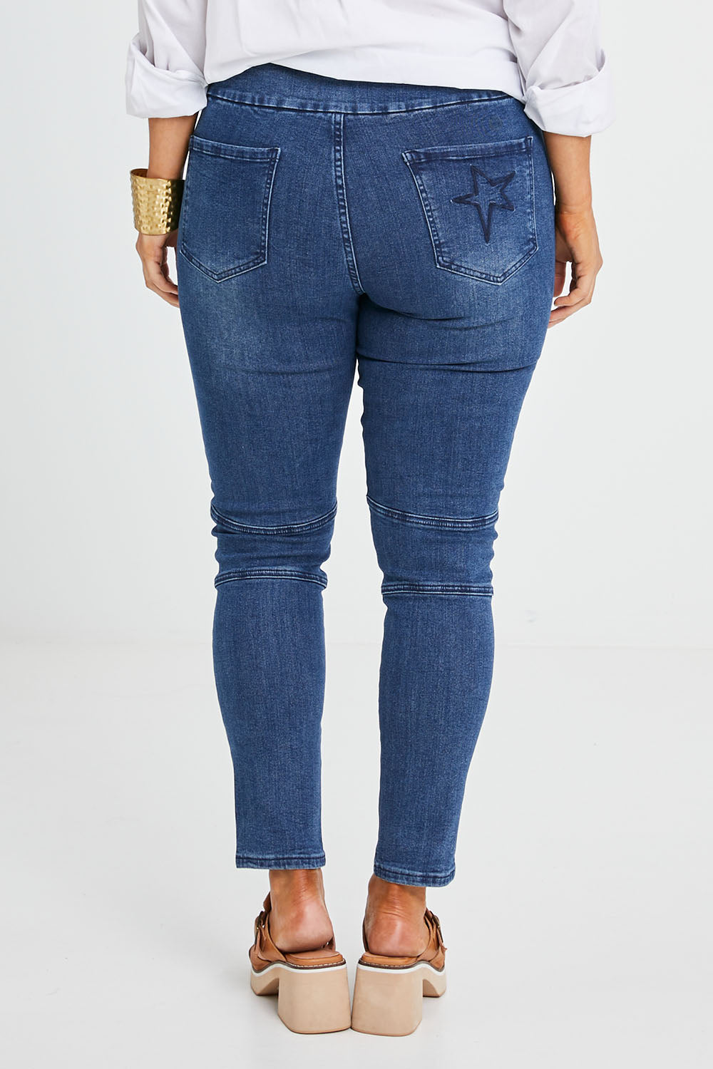 Model Laura wearing size 14 of the Wild Plains Flat Front Stitch Jeggings in colour Darkdenim (Blue), from the back