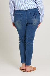 Model Poppy wearing size 16 of the Wild Plains Flat Front Stitch Jeggings in colour Darkdenim (Blue), from the front, cropped image