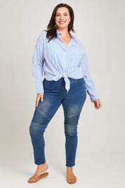 Model Poppy wearing size 16 of the Wild Plains Flat Front Stitch Jeggings in colour Darkdenim (Blue), from the front, showing the whole outfit
