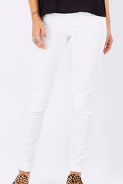 Model Georgia wearing size 8 of the Wild West Stitched Jeggings in colour White (White), from the front, cropped image