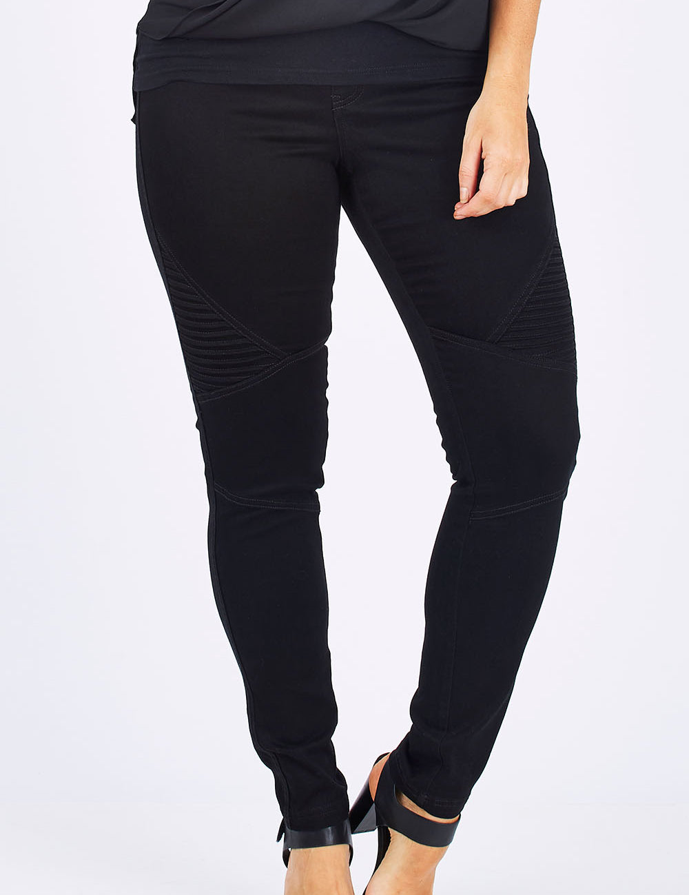 Model Laura wearing size 12 of the Wild Plains Stitched Jeggings in colour Black (Black), from the front, cropped image