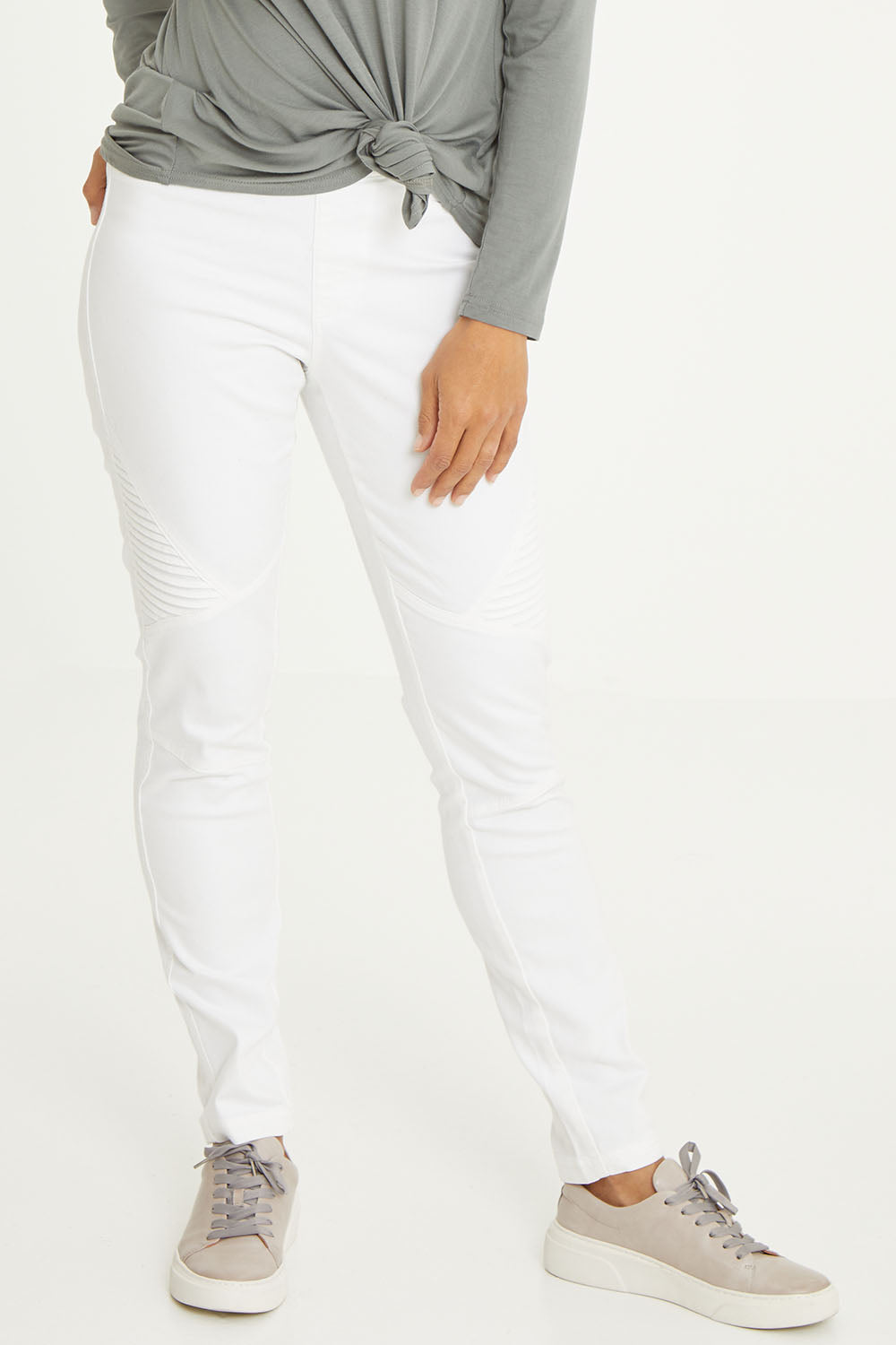Model Cara wearing size 10 of the Wild Plains Stitched Jeggings in colour White (White), from the front, cropped image