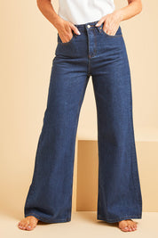 Model Luisa wearing size 10 of the Happy Me Wide Leg Jeans in colour Darkdenim (Blue), from the front, showing the whole outfit