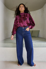 Model Tahnee wearing size 10 of the Happy Me Wide Leg Jeans in colour Darkdenim (Blue), from the front, showing the whole outfit