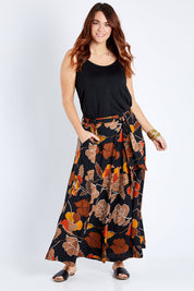 Model Laura wearing size 14 of the Walk This Way Wide Leg Pants in colour Blackrust (Black), from the front, showing the whole outfit
