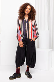 A model wearing the Fleetwood Top in colour Manhattan, from the front, showing the whole outfit