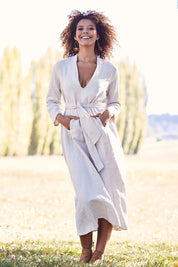 Model Summer wearing size S of the Wildflower Dress in colour NaturalLin, from the front, showing the whole outfit