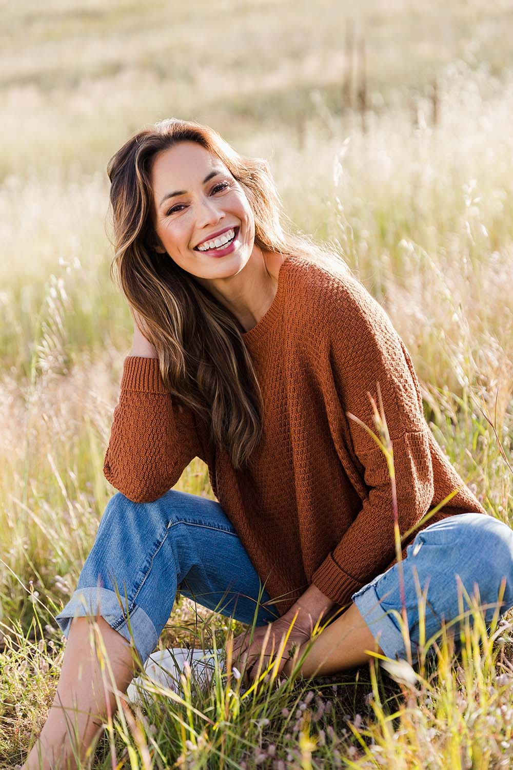 Model Amanda wearing size OneSize of the Lucerne Knit in colour Caramel, from the front, showing the whole outfit