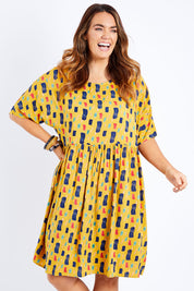 Model Laura wearing size 14 of the High Waist Relaxed Dress in colour Painting, from the front, cropped image
