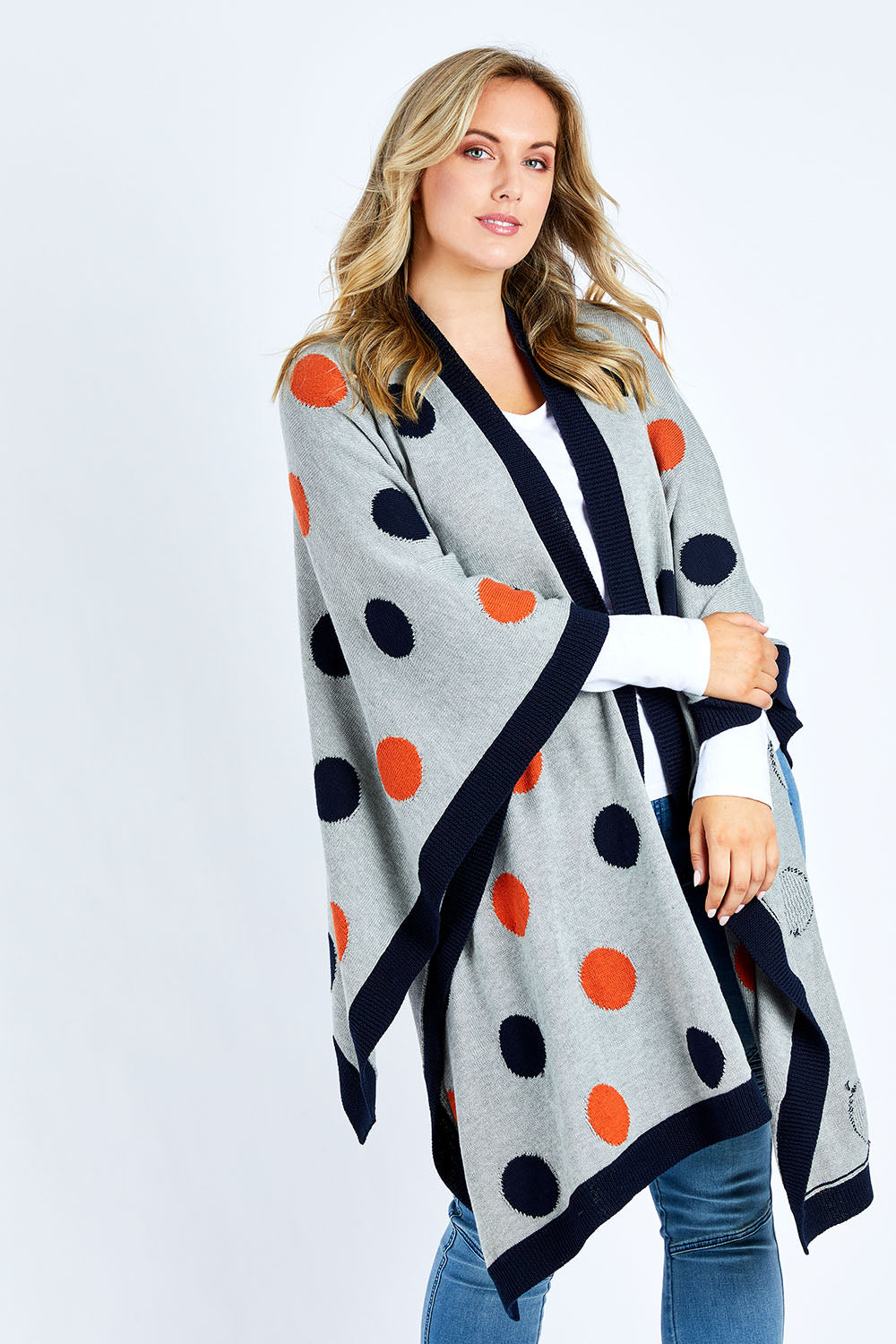 Model Jess wearing size OneSize of the Spotted Wrap in colour Thatsawrap (Grey), from the front, cropped image