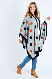 Model Jess wearing size OneSize of the Spotted Wrap in colour Thatsawrap (Grey), from the front, showing the whole outfit