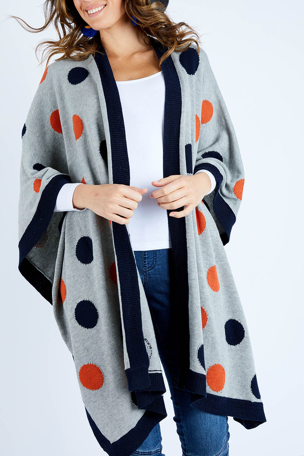Model Madeline wearing size OneSize of the Spotted Wrap in colour Thatsawrap (Grey), from the front, cropped image